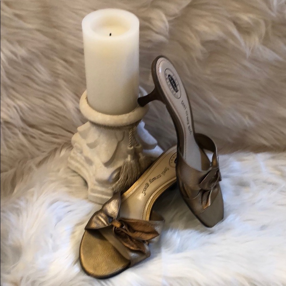 Comfortable kitty heels sandals.